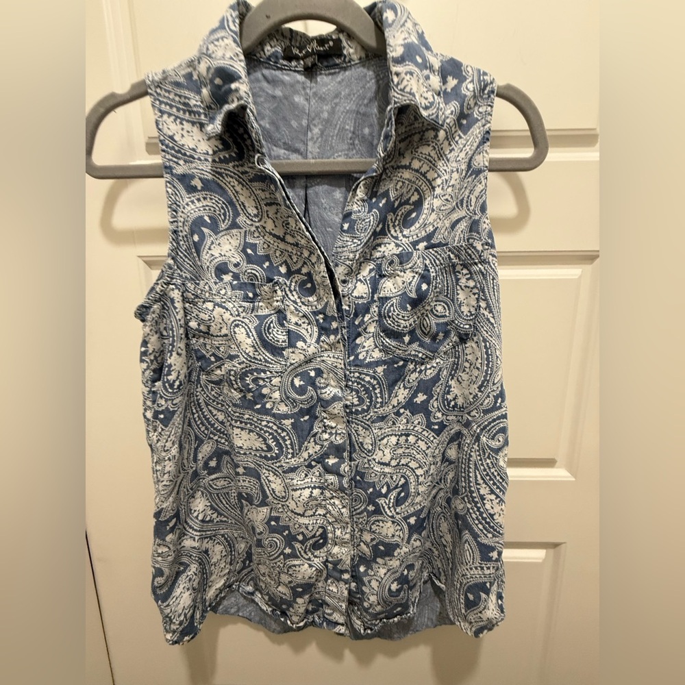 Velvet Heart. Sleeveless Button Down Blue Bandana Print. Size Small.